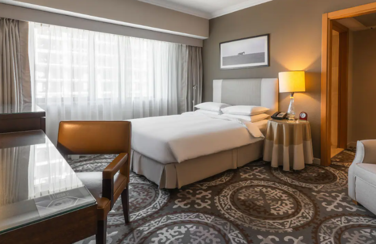 Queen Club Room