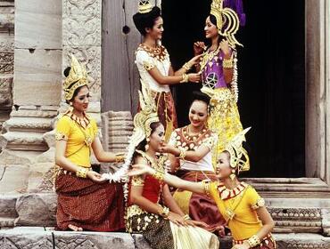 Isaan women in traditional costume