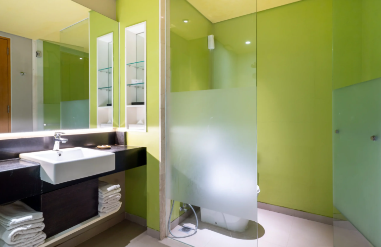 Deluxe Room Bathroom