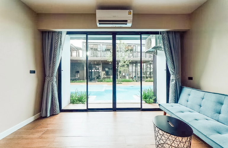 Deluxe Pool Access room