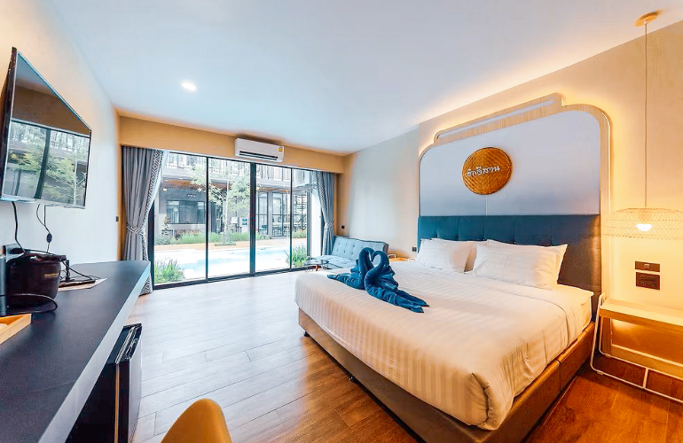 Deluxe Pool Access room